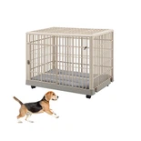 Пластическая клетка для любимой собаки в помещении с дверью и колесами